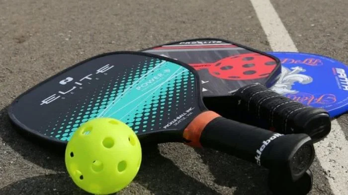 How do you choose a pickleball paddle